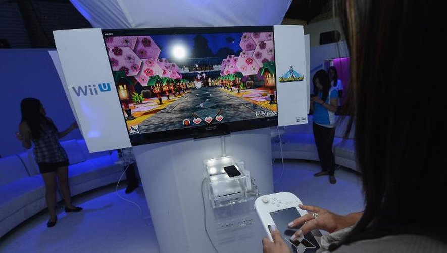 Une personne joue sur la console Wii U  à Los Angeles, le 20 septembre 2012