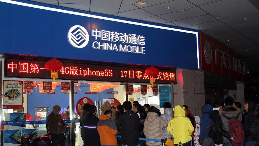 Des clients attendent pour se procurer les iPhone 5S et 5C d'Apple vendus par l'opérateur China Mobile, le 17 janvier 2014 à Nanjing, le 17 janvier 2014