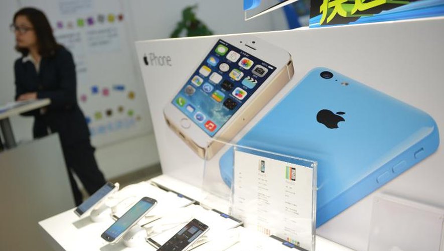 Un magasin China Mobile propose des iPhone d'Apple à la vente à Shanghai,le 14 janvier 2014