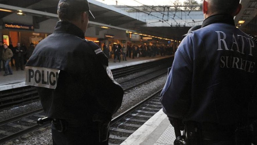 Un policier et un agent de sécurité sur un quai de RER