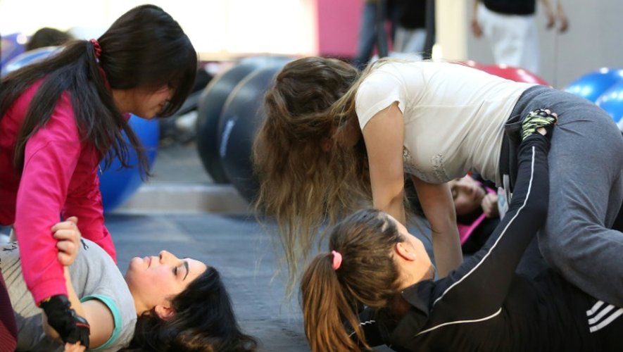 Exercices d'auto-défense pratiqués entre femmes lors d'un cours de Taekwondo à Amman, le 15 février 2016