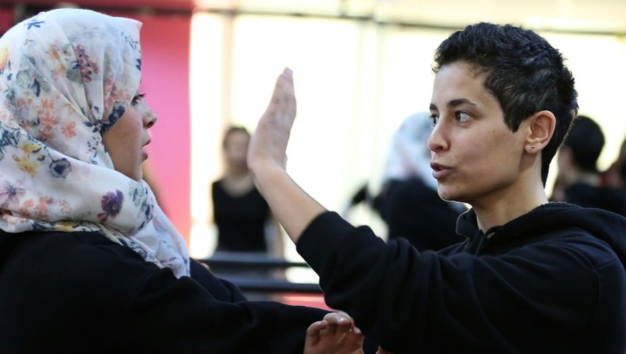 Lina Khalifeh (d) apprend à un Jordanienne des exercices d'auto-défense lors d'un cours à Amman, le 15 février 2016