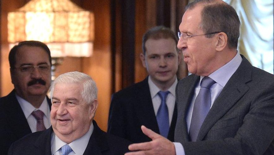 Le ministre russe des Affaires étrangères Sergueï Lavrov (d) et son homologue syrien Walid Mouallem, le 17 janvier 2014 à Moscou