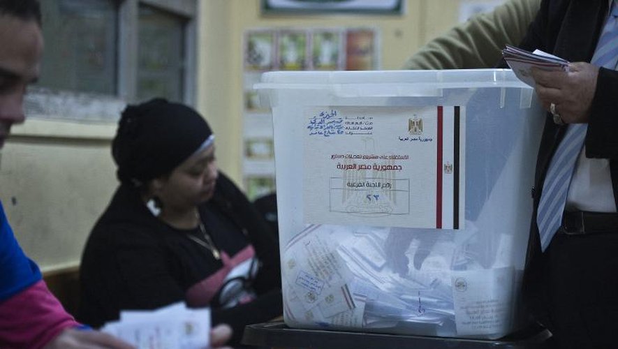 Dépouillement des bulletins de vote, à l'issue du 2e jour du référendum sur une nouvelle Constitution, le 15 janvier 2013 au Caire