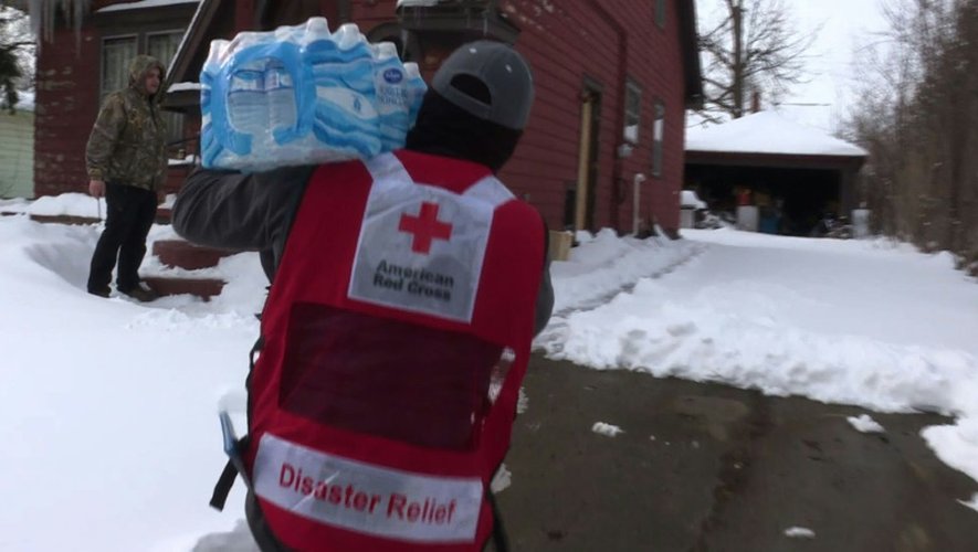 Des bénévoles distribuent des packs d'eau aux habitants de Flint