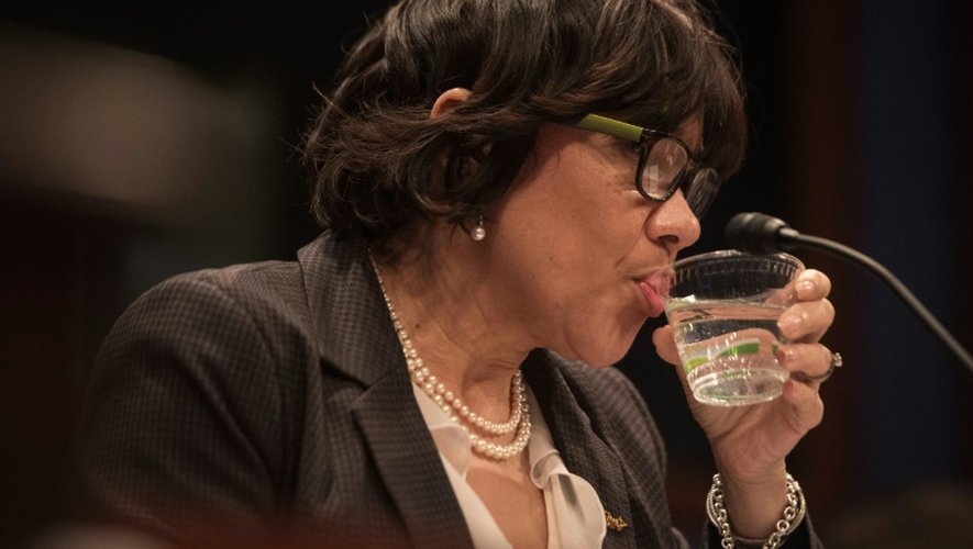 La maire de Flint, Karen Weaver boit un verre d'eau lors d'une audience à Washington DC, le 10 février 2016