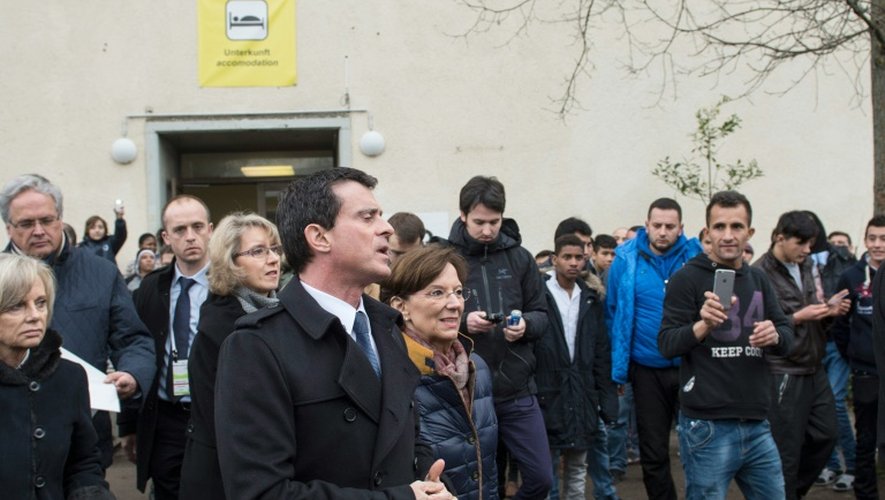 Le Premier ministre français Manuel Valls dans le camp Bayernkaserne le 13 février 2016 à Munich