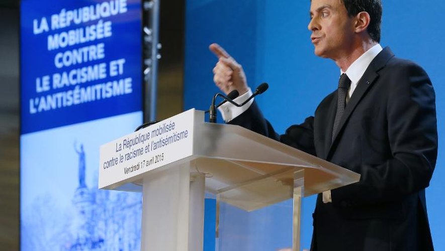 Le Premier ministre Manuel Valls présente le plan du gouvernement contre le racisme et l'antisémitisme, le 17 avril 2015 à Créteil, dans la banlieue parisienne