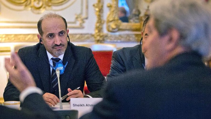 Le chef de la coalition de l'opposition syrienne Ahmad Jarba (d) et le secrétaire d'Etat américain John Kerry lors d'une rencontre à la résidence de l'ambassadeur américain à Paris, le 13 janvier 2014