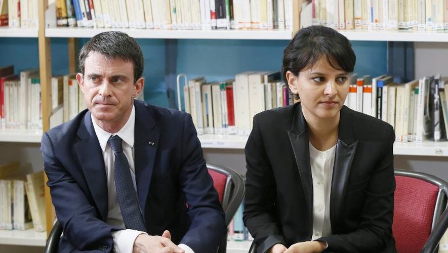 Le Premier ministre Manuel Valls et la ministre de l'Education Najat Vallaud-Belkacem, le 17 avril 2015 au lycée Léon-Blum de Créteil, dans la banlieue parisienne