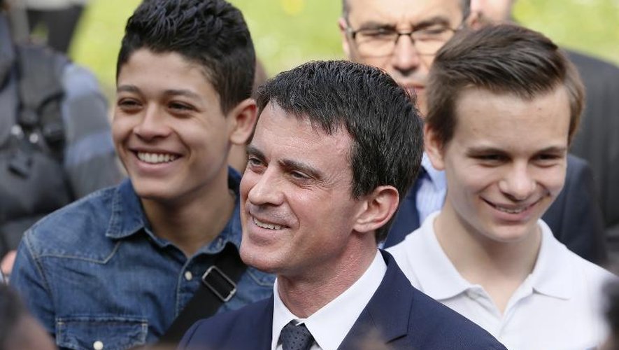 Le Premier ministre Manuel Valls, le 17 avril 2015 lors de son déplacement à Créteil, dans la banlieue parisienne