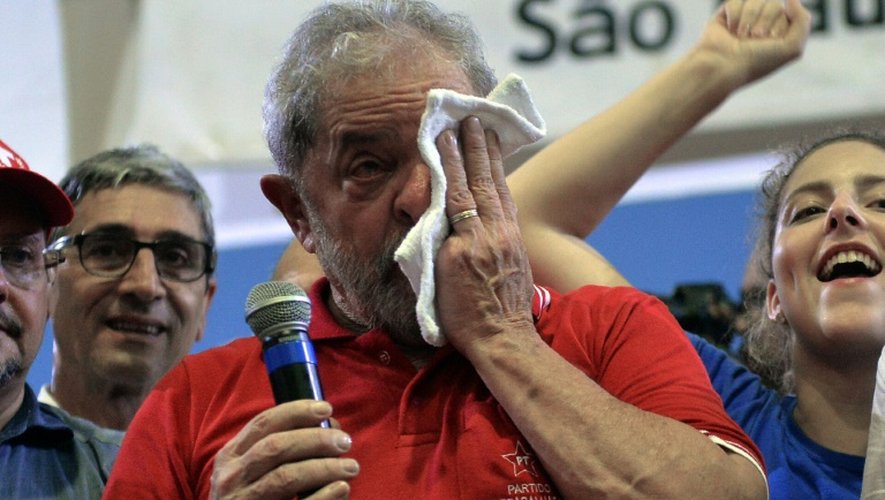 L'ex-président brésilien Lula en larmes lors d'un meeting organisé par ses partisans, le 4 mars 2016 à Sao Paulo