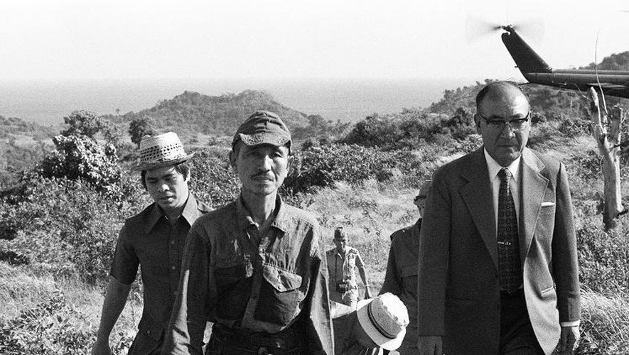 Le soldat japonais Hiroo Onoda (c)quittant la jungle où il s'était caché depuis la fin de la Deuxième guerre mondiale, le 11 mars 1974 sur l'île de Lubang, aux Philippines