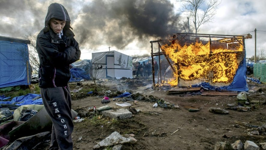Des abris incendiés le 3 mars 2016 dans la "Jungle" à Calais