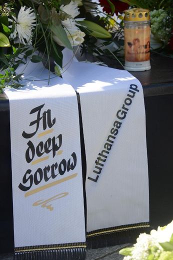 Message de condoléances envoyé par Lufthansa lors de l'hommage aux 150 morts du crash du vol Barcelone-Düsseldorf, le 17 avril 2015 dans la cathédrale de Cologne, dans l'ouest de l'Allemagne