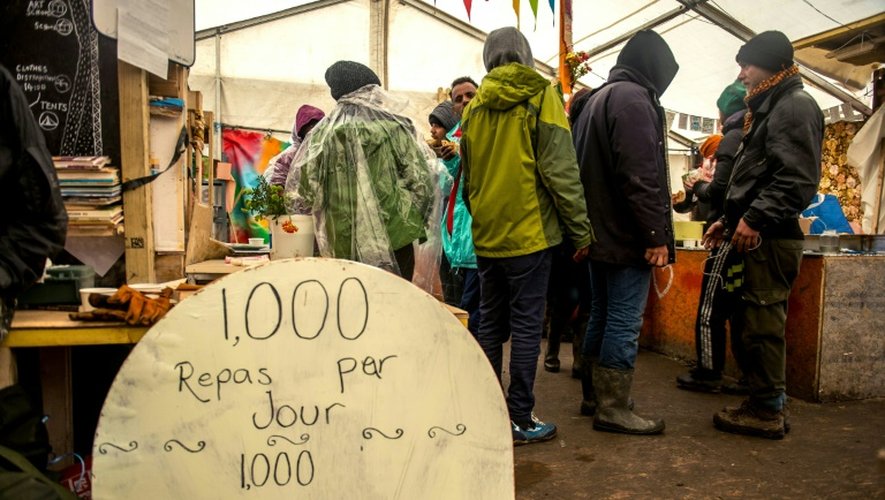 Distribution de nourriture sous une tente le 3 mars 2016 dans la "Jungle" à Calais