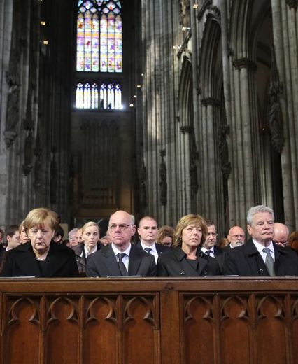 (De g à d) Angela Merkel, le président du Bundestag Norbert Lammer, la première dame Daniela Schadt et son époux, le président allemand Joachim Gauck, lors de l'hommage aux 150 victimes du crash de l'A320, le 17 avril 2015 en la catédral de Cologne