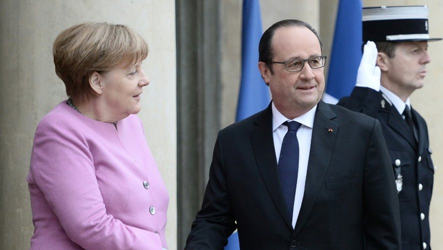 Le président français Francois Hollande accueille la chancelière allemande Angela Merkel à son arrivée au palais de l'Elysée, à Paris, le 4 mars 2016