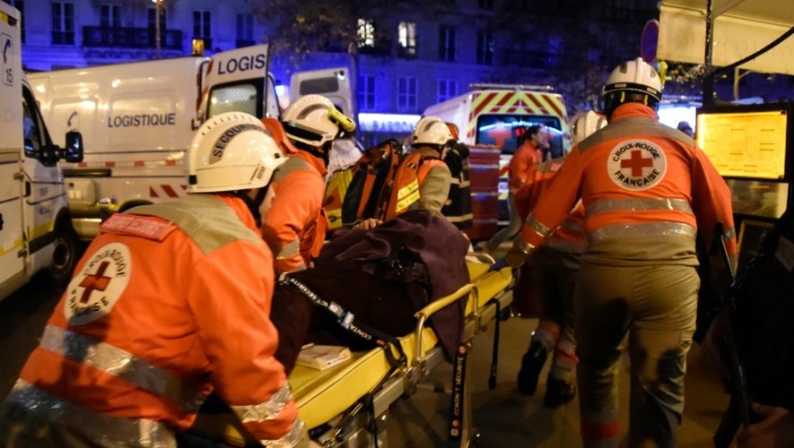 Une victime évacuée du Bataclan par la Croix Rouge, le 13 novembre 2015 à Paris