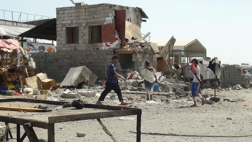 Habitations détruites par des raids le 17 avril 2015 à Aden's Dar Saad