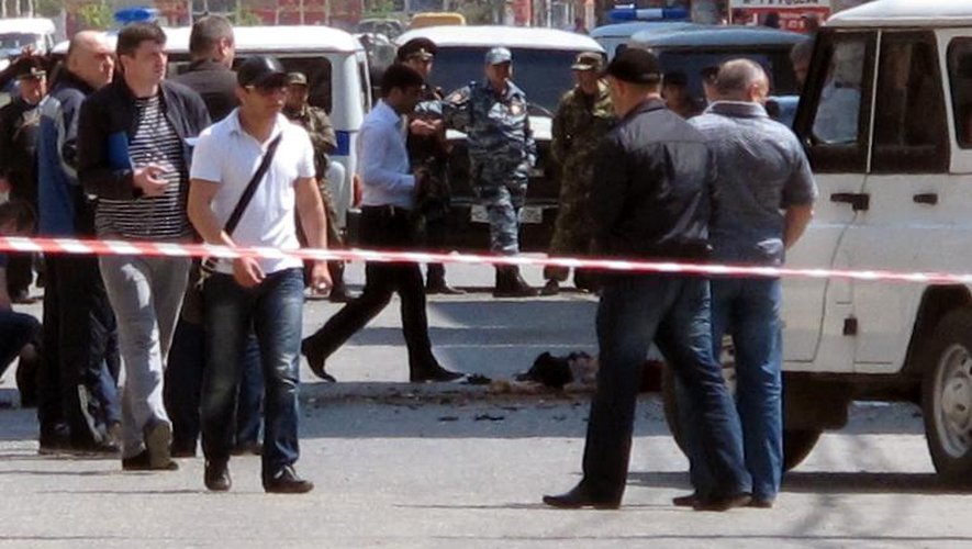 Des policiers sur le site d'un attentat à Makhatchkala, la capitale du Daguestan, le 1er mai 2013