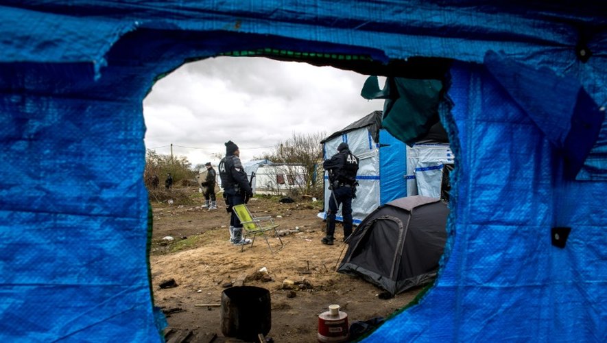 Des policiers dan la "jungle" de Calais, le 4 mars 2016