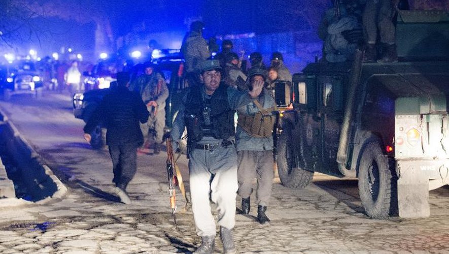 La police afghane sur les lieux d'une explosion à Kaboul, le 17 janvier 2014