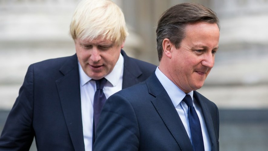 Le Premier ministre britannique David Cameron (d) et le maire de Londres Boris Johnson le 7 juillet 2015, quittant la cathédrale Saint Paul à Londres
