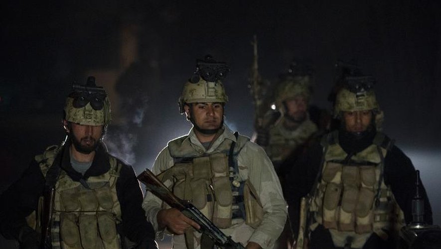 Des soldats afghans à Kaboul le 17 janvier 2014 après l'attaque d'un restaurant