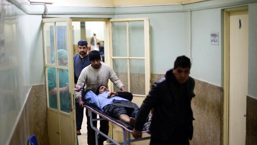Un blessé arrive dans un hôpital de Kaboul le 17 janvier 2014 après l'attaque d'un restaurant