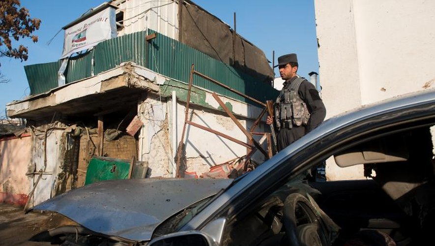 Un policier afghan sur les lieux d'une attaque meurtrière contre un restaurant libanais, le 18 janvier 2014 à Kaboul