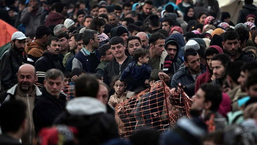 Des migrants à la frontière gréco-macédonienne, près du village grec d'Idomeni, le 4 mars 2016