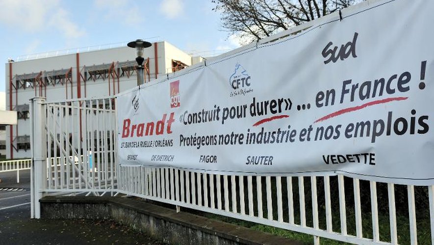"Construire pour durer... en France": banderole syndicale sur la grille de l'usine FagorBrandt de Saint-Jean-de-la-Ruelle, près d'Orléans