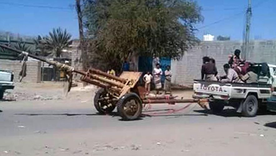 Un pick-up emporte le 12 février 2015 du matériel militaire d'un camp militaire pris par les miliciens d'Al-Qaïda à Baihan, dans le sud du Yémen