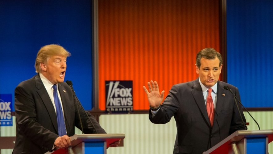 Les candidats républicains Ted Cruz (D) et Donald Trump lors du onzième débat républicain en vue de l'élection américaine, à Détroit le 3 mars 2016