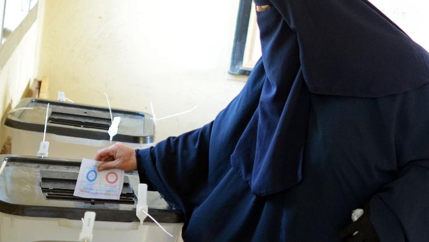 Une Egyptienne entièrement voilée vote au Caire le 15 janvier 2014