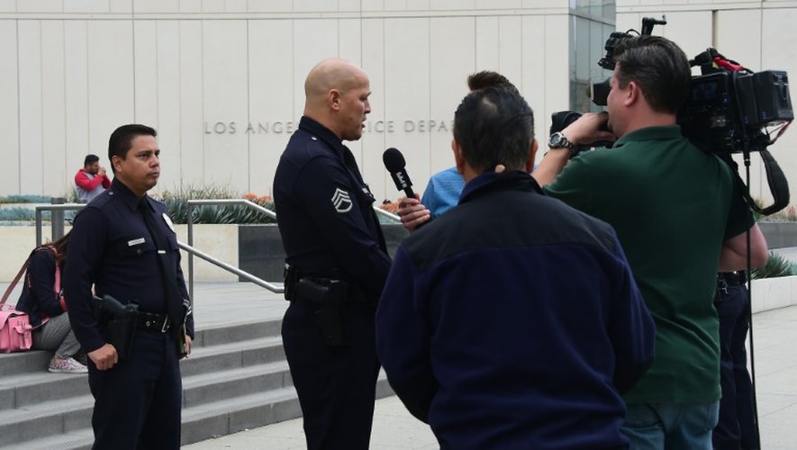 Un membre de la police de Los Angeles (LAPD) répond le 4 mars 2016 aux journalistes à l'issue d'une conférence de presse sur un nouveau rebondissement qui pourrait relancer l'enquête sur l'affaire O.J. Simpson