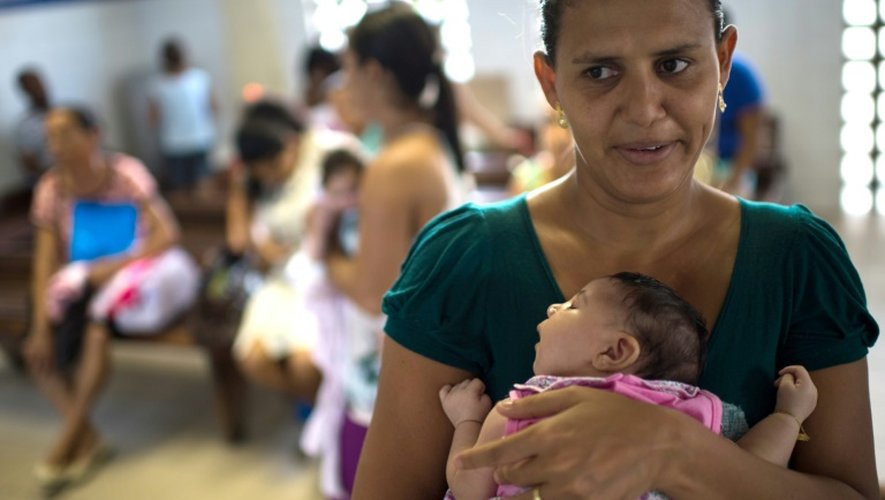Une mère avec son bébé souffrant de de microcephalie, le 27 janvier 2016 à l'hôpital Sociais Irma Dulce à Salvador au Brésil