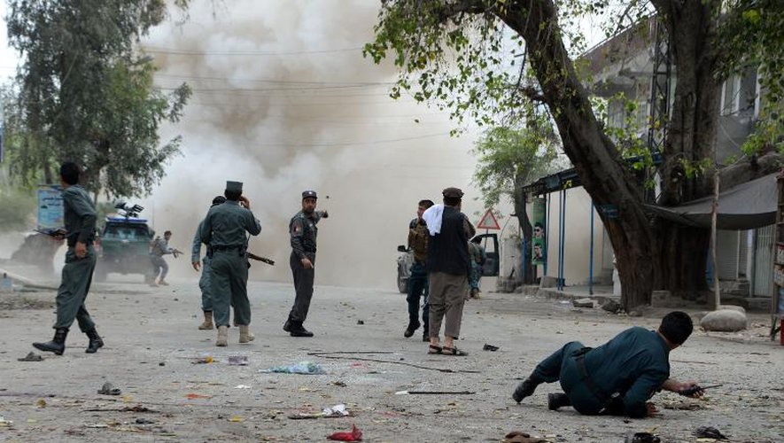Des forces de sécurité sur le lieu de l'attentat le 18 avril 2015 à Jalalabad