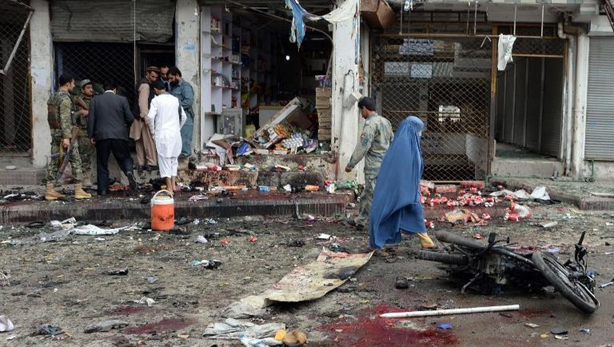 Des Afghans sur le lieu de l'attentat-suicide le 18 avril 2015 à Jalabad