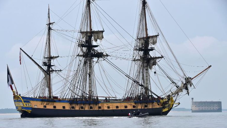 Le navire Hermione, réplique d'une frégate datant de 1780, passe devant Fort Boyard, le 18 avril 2015