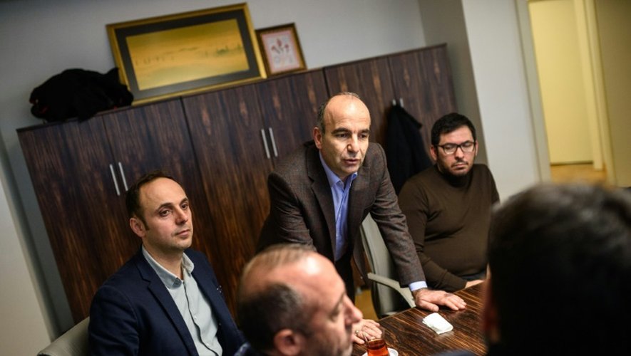 Abdulhamit Bilici (c), rédacteur en chef du journal turc, Zaman, s'entretient le 4 mars 2016 avec son équipe de journalistes à Istanbul