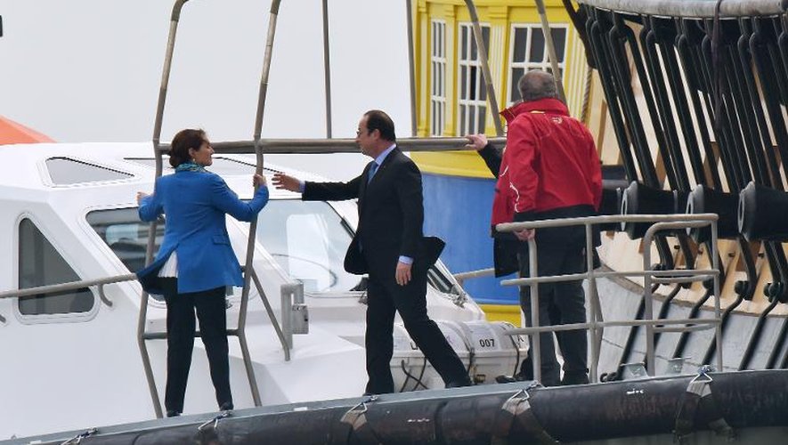 Le président François Hollande et la ministre de l'Ecologie Ségolène Royal quittent, le 18 avril 2015 la réplique du navire "Hermione" avant son départ pour les Etats-Unis