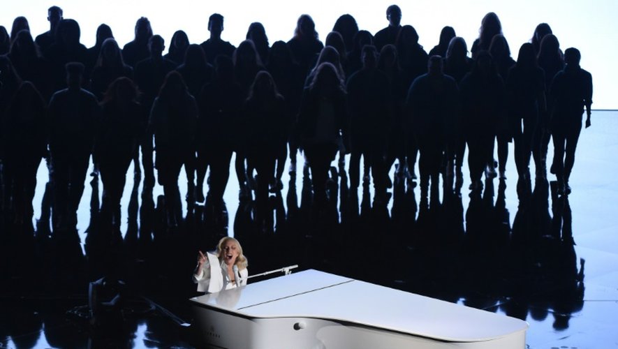La chanteuse Lady Gaga sur la scène des Oscars, le 28 février 2016 à Hollywood en Californie
