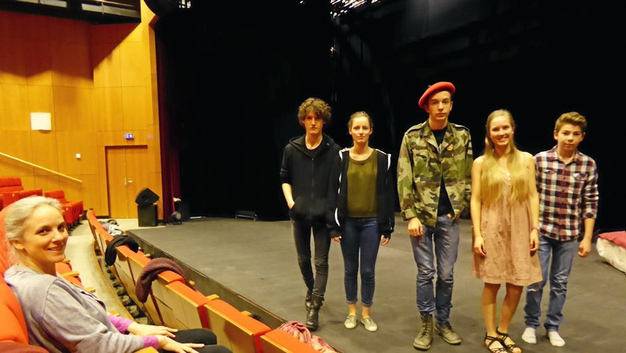 Cinq des sept comédiens, sous le regard d’Éléonore Échène. Ils seront à la MJC de Rodez le 9 mars, et ce dimanche à Marcillac-Vallon.