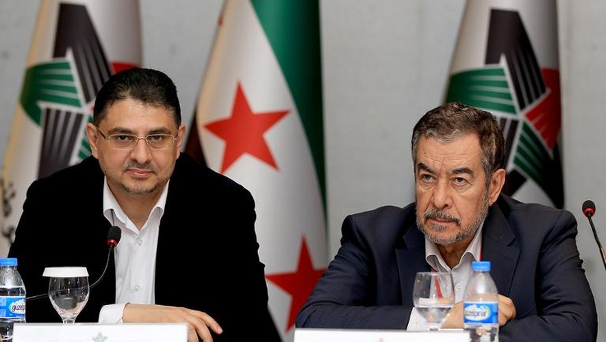 Le secrétaire général de la Coalition de l'opposition syrienne Badr Jamus et Mohamed Farouk Tayfur, un membre de l'opposition, à l'Assemblée générale de la SNC près d'Istanbul le 18 janvier 2014