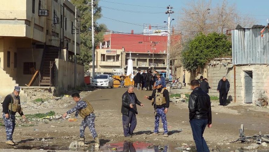 Des membres des forces de sécurité irakiennes sur le site d'un attentat à la bombe, le 18 janvier 2014 à Kirkouk