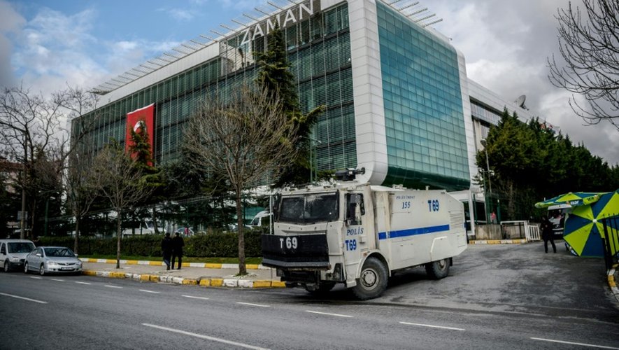 Un véhicule de la police turque devant le journal d'opposition Zaman à Istanbul, le 5 mars 2016