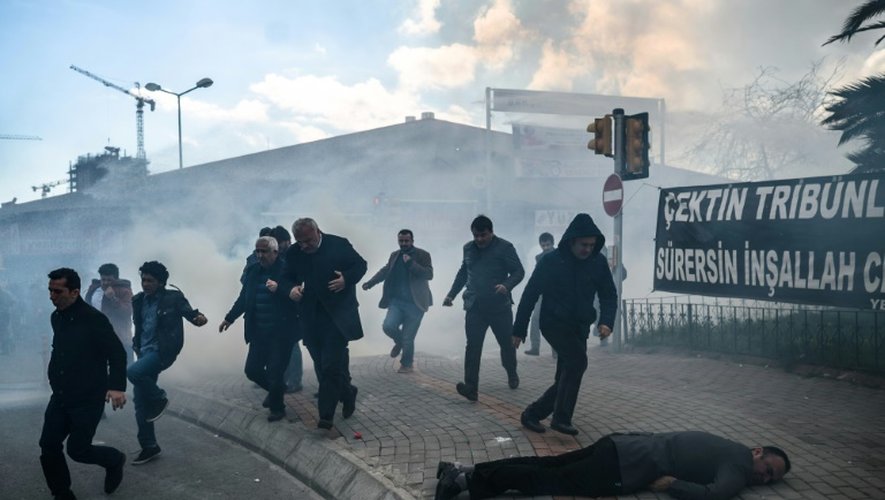 Un manifestant gît à terre, alors que la police anti-émeutes turque fait usage de gaz lacrymogènes pour disperser une manifestation de soutien au quotidien Zaman, le 5 mars 2016 à Istanbul