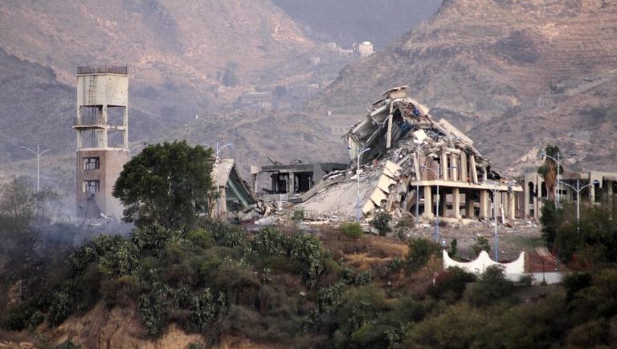 Un bâtiment en ruines à Taëz, à la suite de raids aériens, le 17 avril 2015